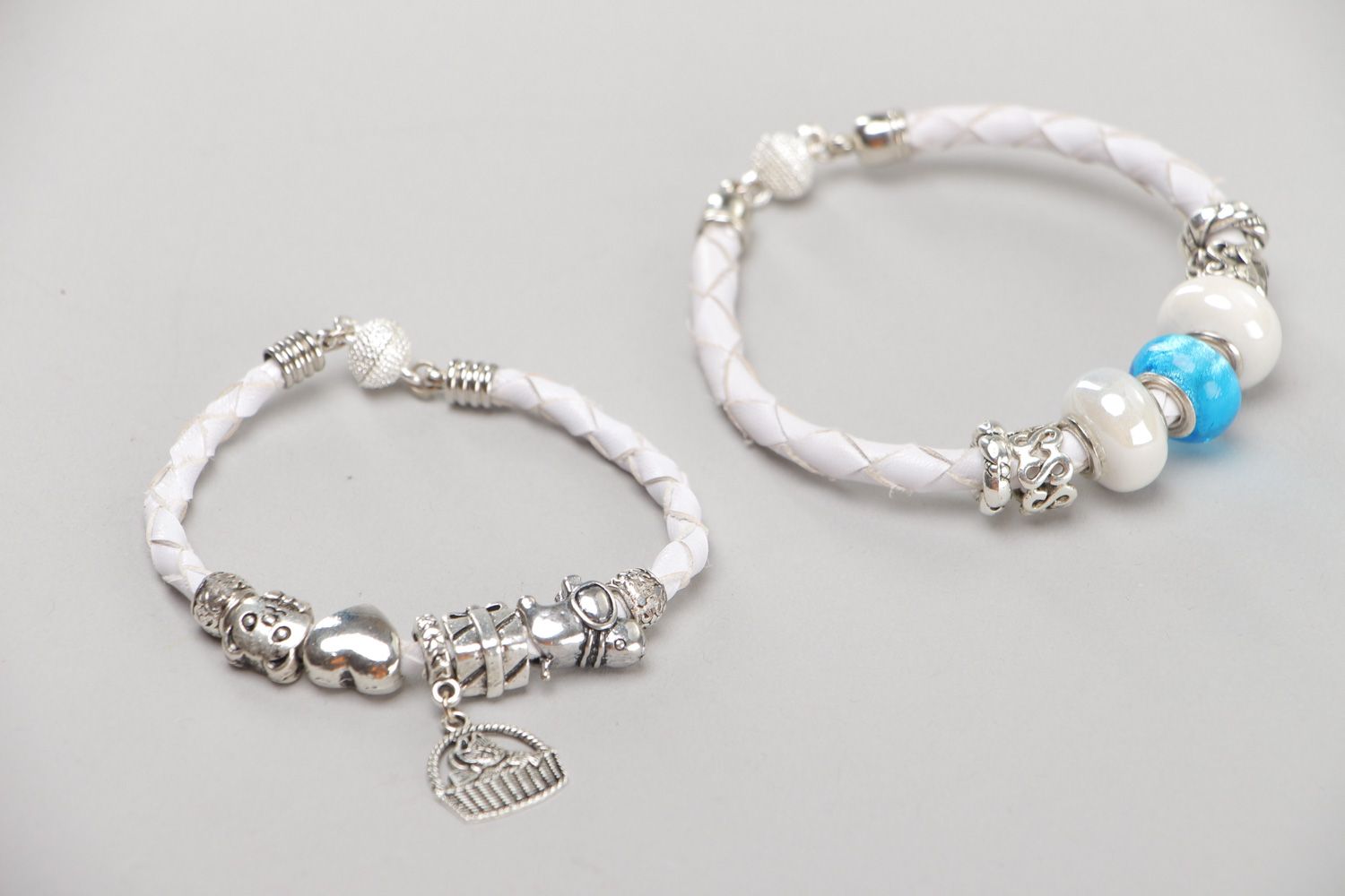 Handgemachtes Armbänder Set aus Kunstleder 2 Stück mit Perlen und Anhängern Geschenk Frau foto 2