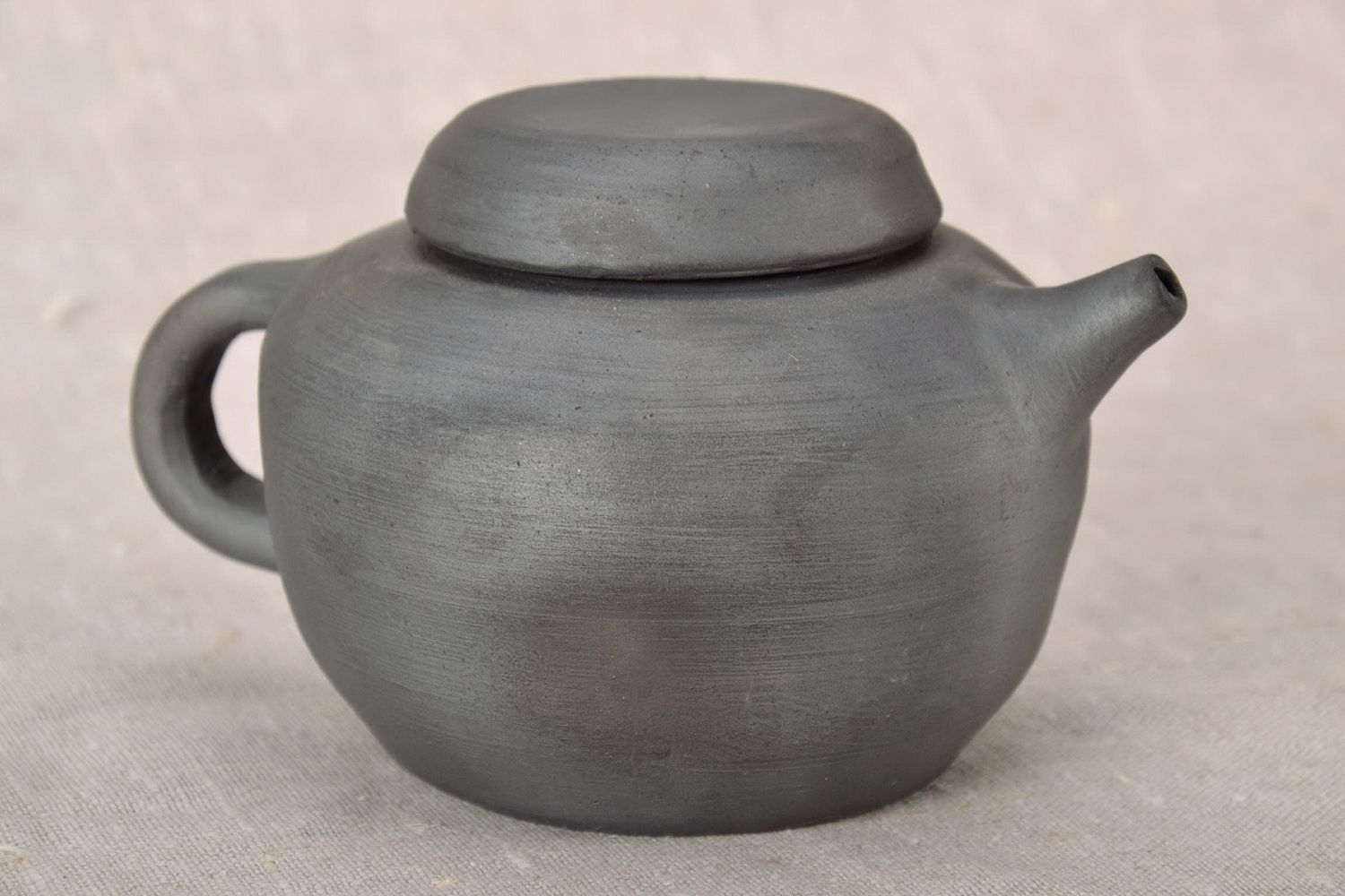Handgemachte Teekanne aus Keramik foto 1