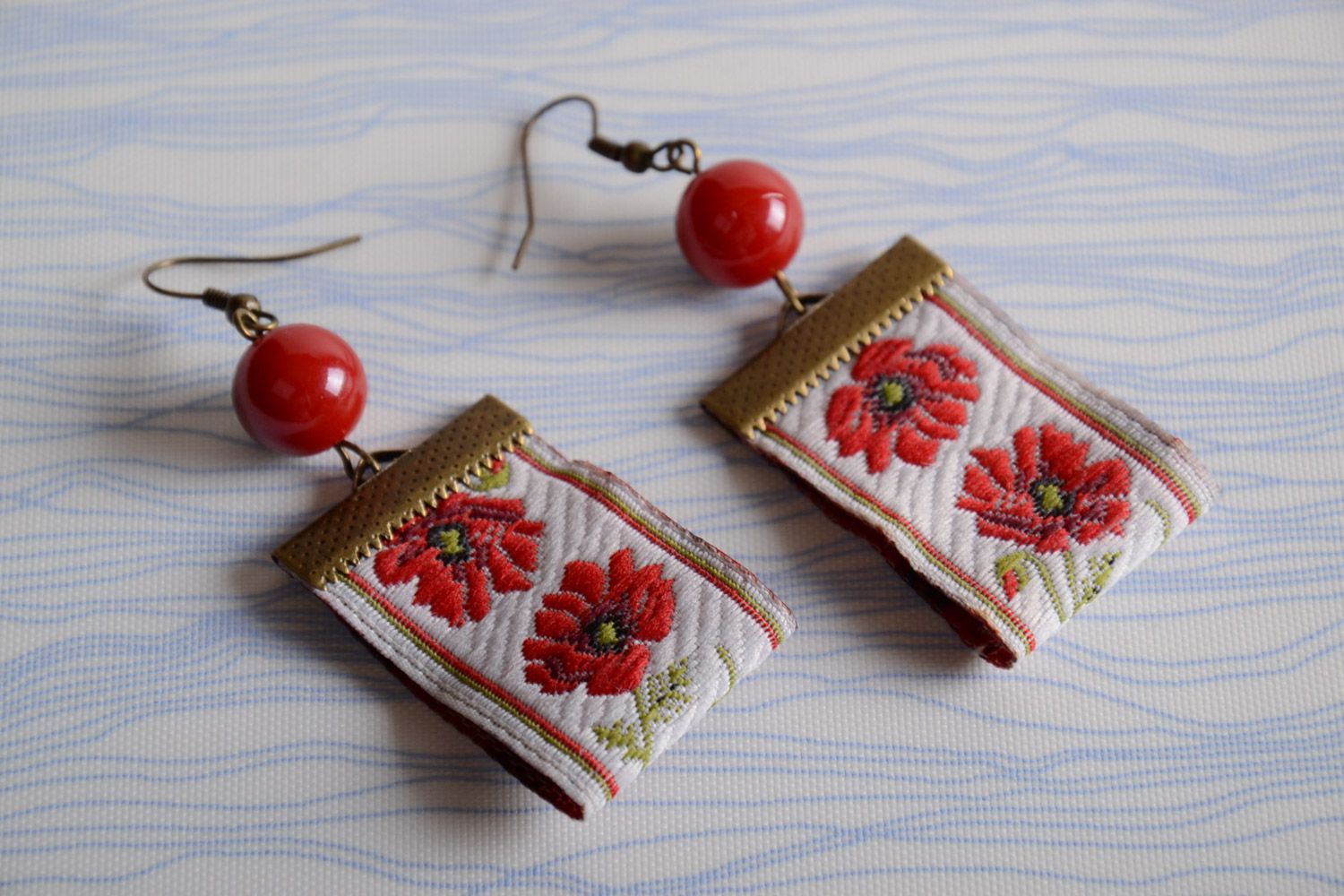 Pendientes textiles con colgantes de ribete hechos a mano rojos foto 1