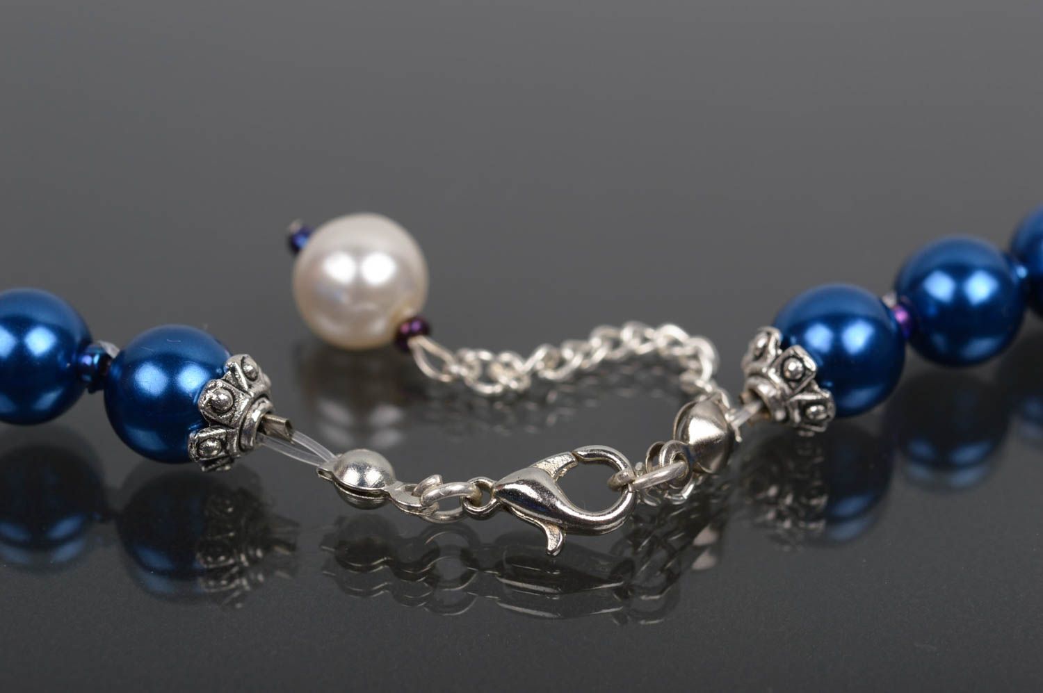 Collier bleu blanc Bijou fait main en perles de rocaille Cadeau femme original photo 2