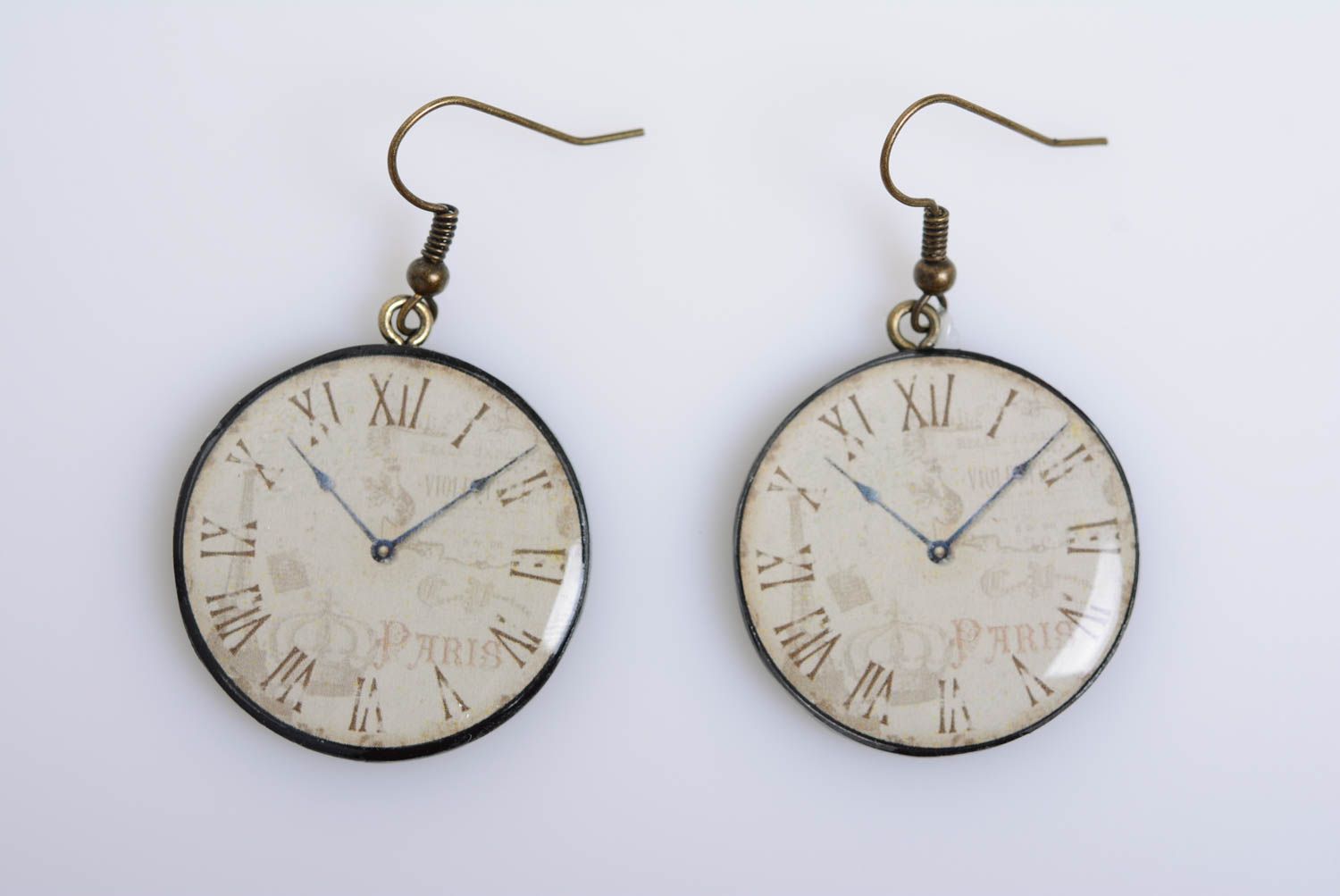 Pendientes artesanales de arcilla polimérica redondos claros con forma de reloj  foto 5