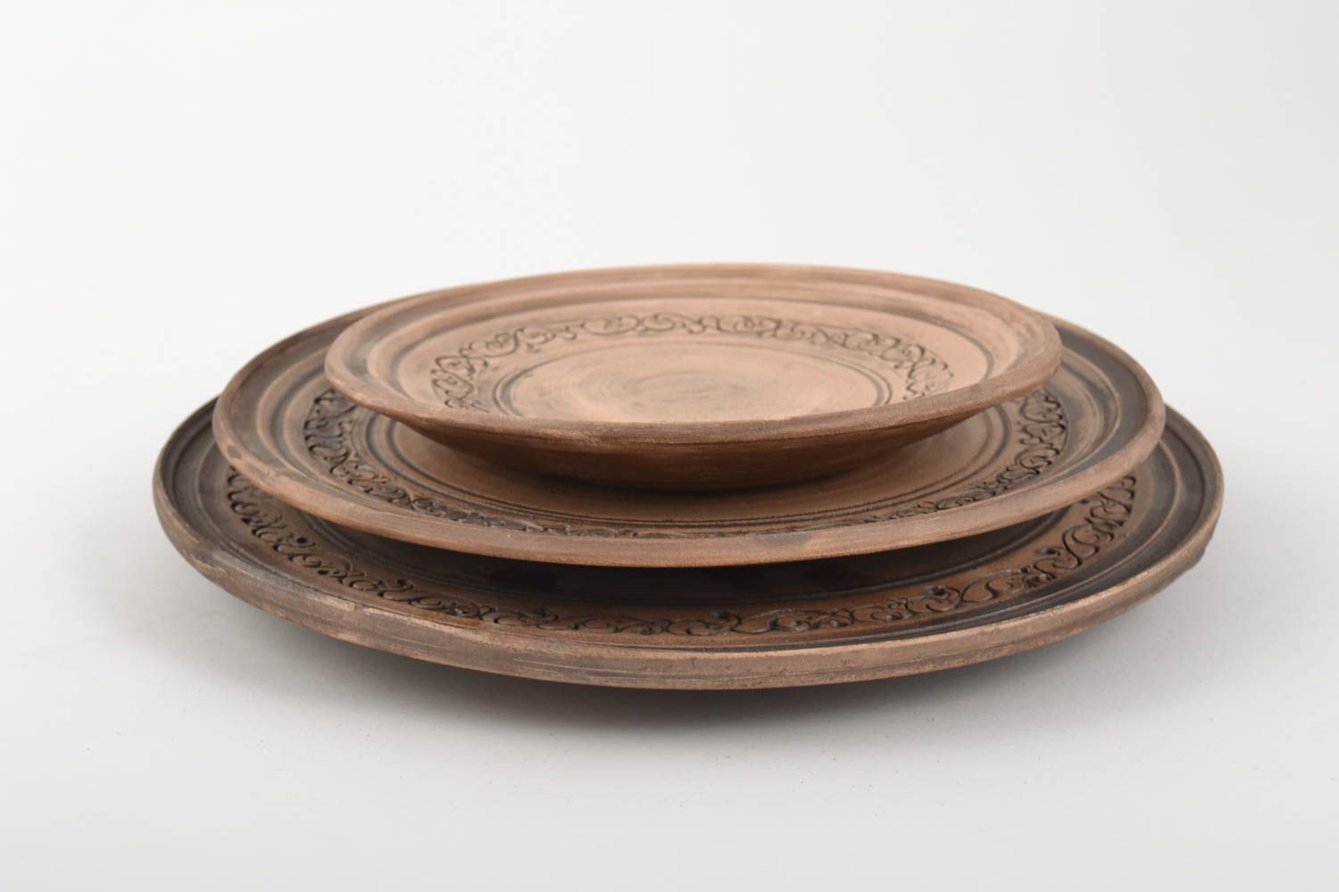 Керамический набор посуды ручной работы 3 тарелки плоские коричневые красивые фото 2