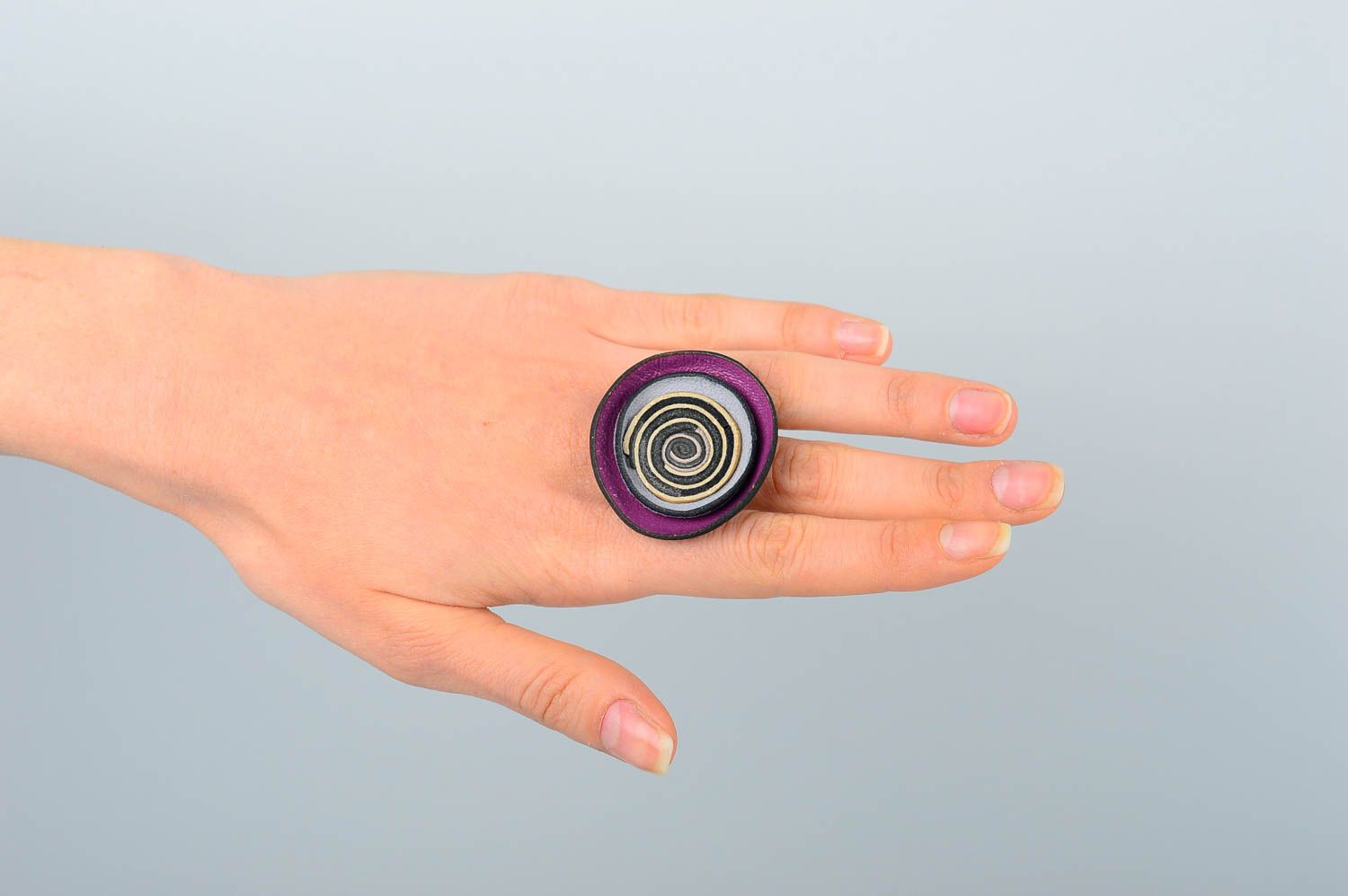 Эффектное кольцо ручной работы кольцо из кожи интересное украшение из кожи фото 1
