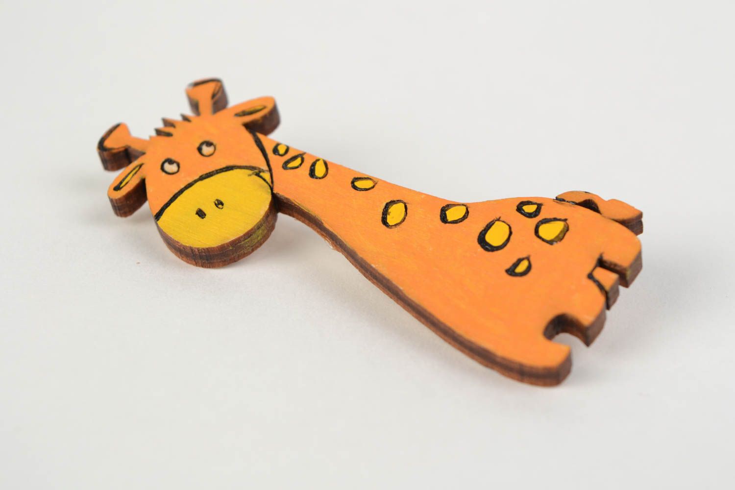 Broche de madera artesanal con forma de jirafa pintada con acrílicos foto 3