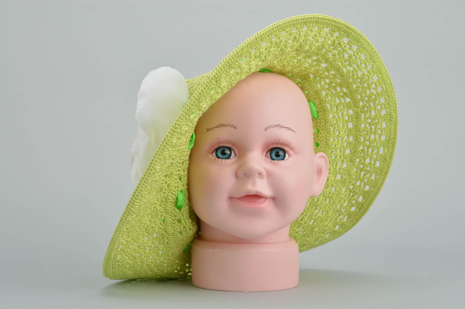 Cappello a maglia fatto a mano accessorio da bambine originale verde elettrico foto 1