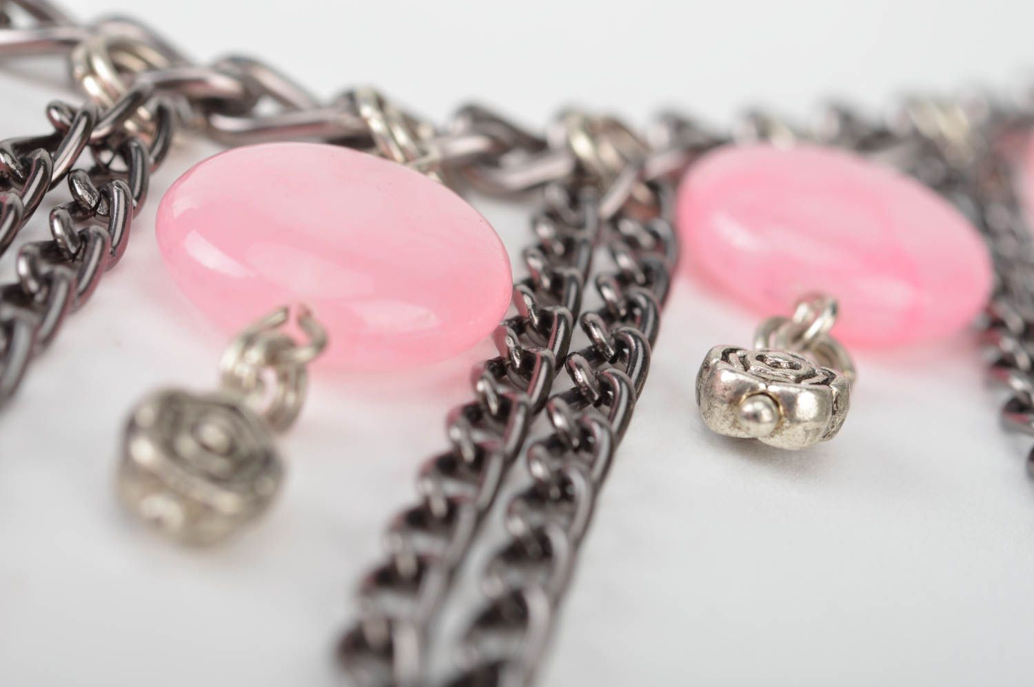 Collier avec chaînettes perles plates roses et breloques fait main pour femme photo 4