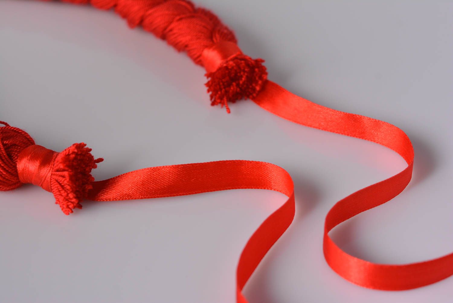 Collier rouge Bijou fait main tressé en fils gros design original Cadeau femme photo 5