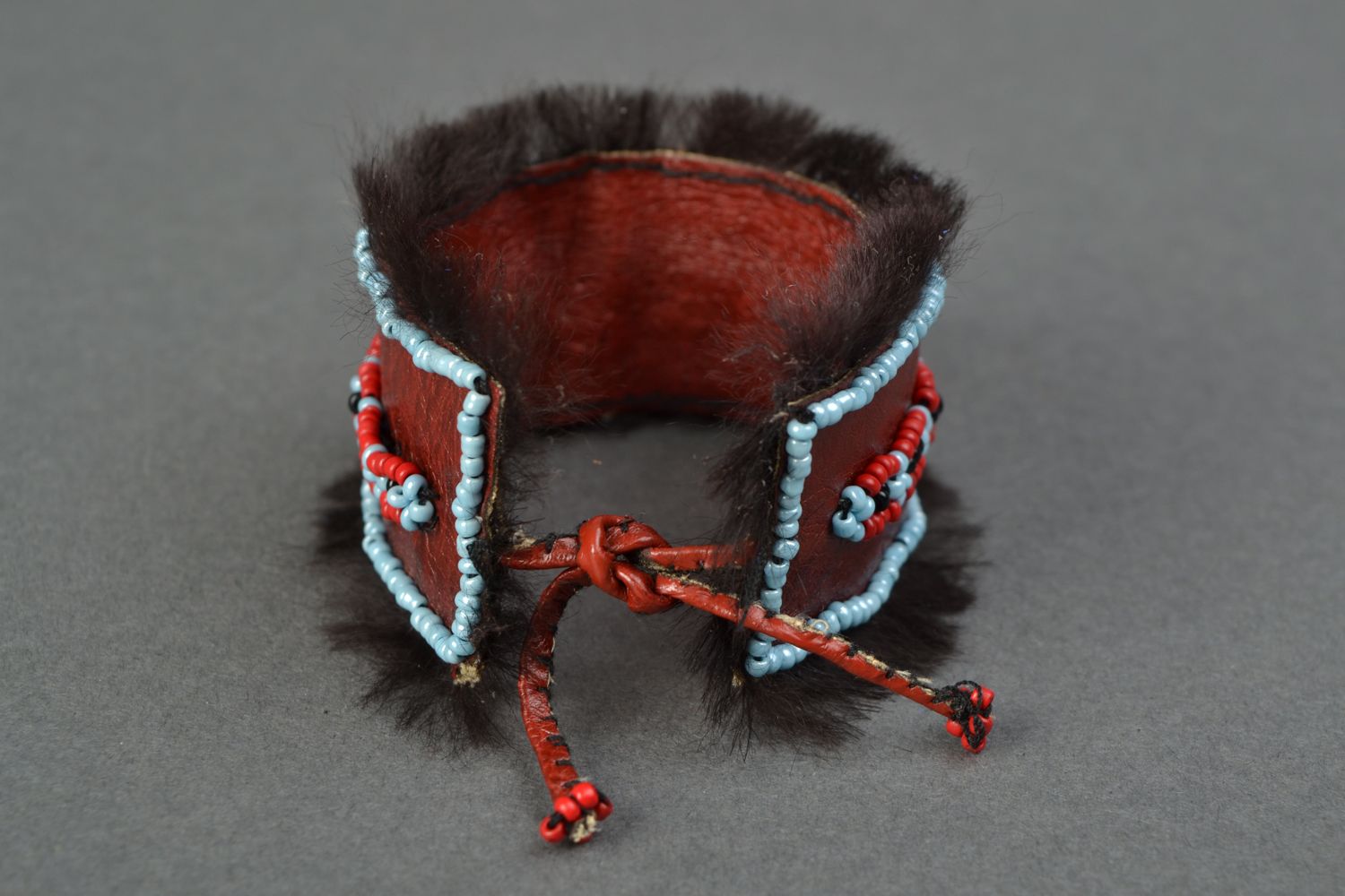 Bracelet large en cuir et fourrure style ethnique Yakoutie photo 4