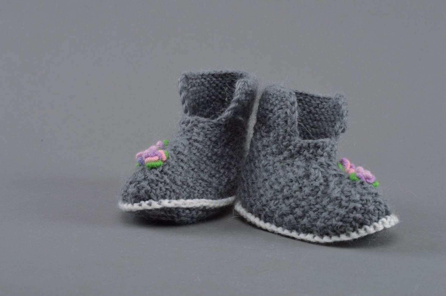 Chaussons de bébé tricotés en laine faits main originaux gris pour fille photo 1