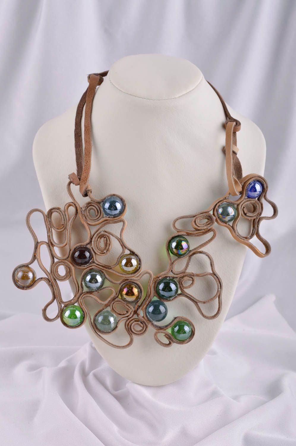 Collier original Bijou fait main en cuir et perles en verre Accessoire femme photo 1