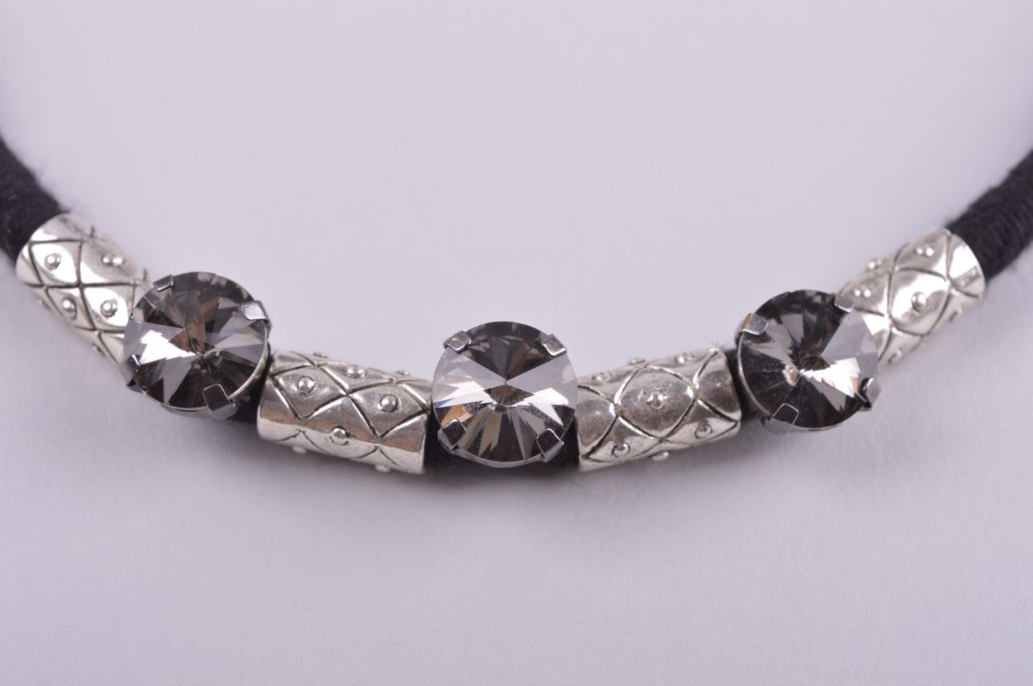 Колье ручной работы украшение из бусин красивое ожерелье металл и стразы фото 3