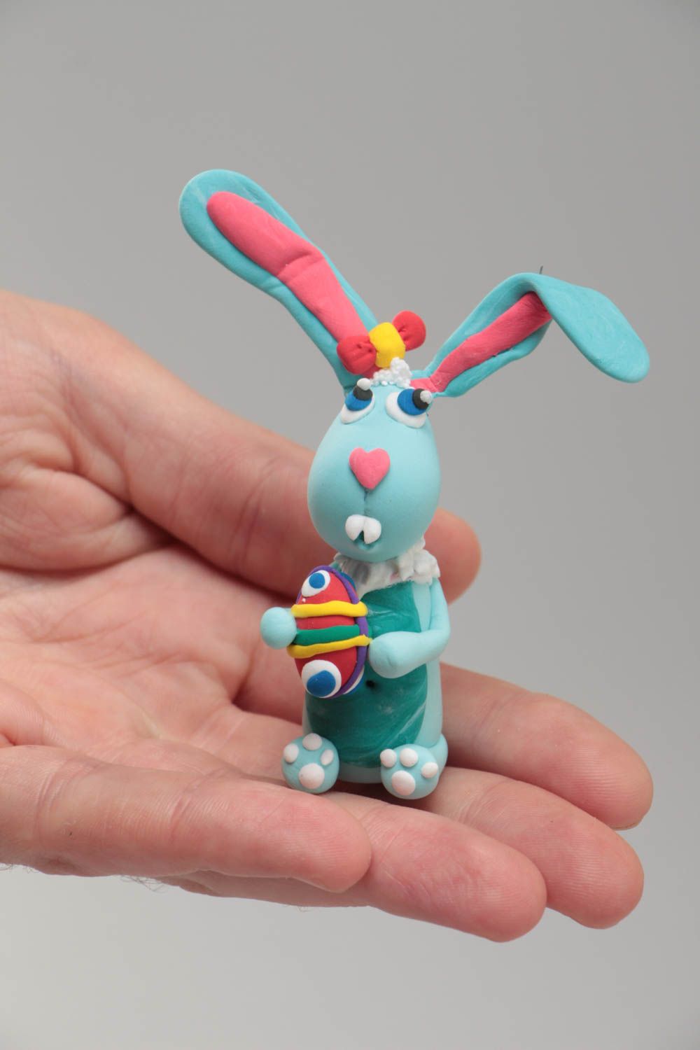 Статуэтка из полимерной глины ручной работы в виде забавного голубого кролика фото 5