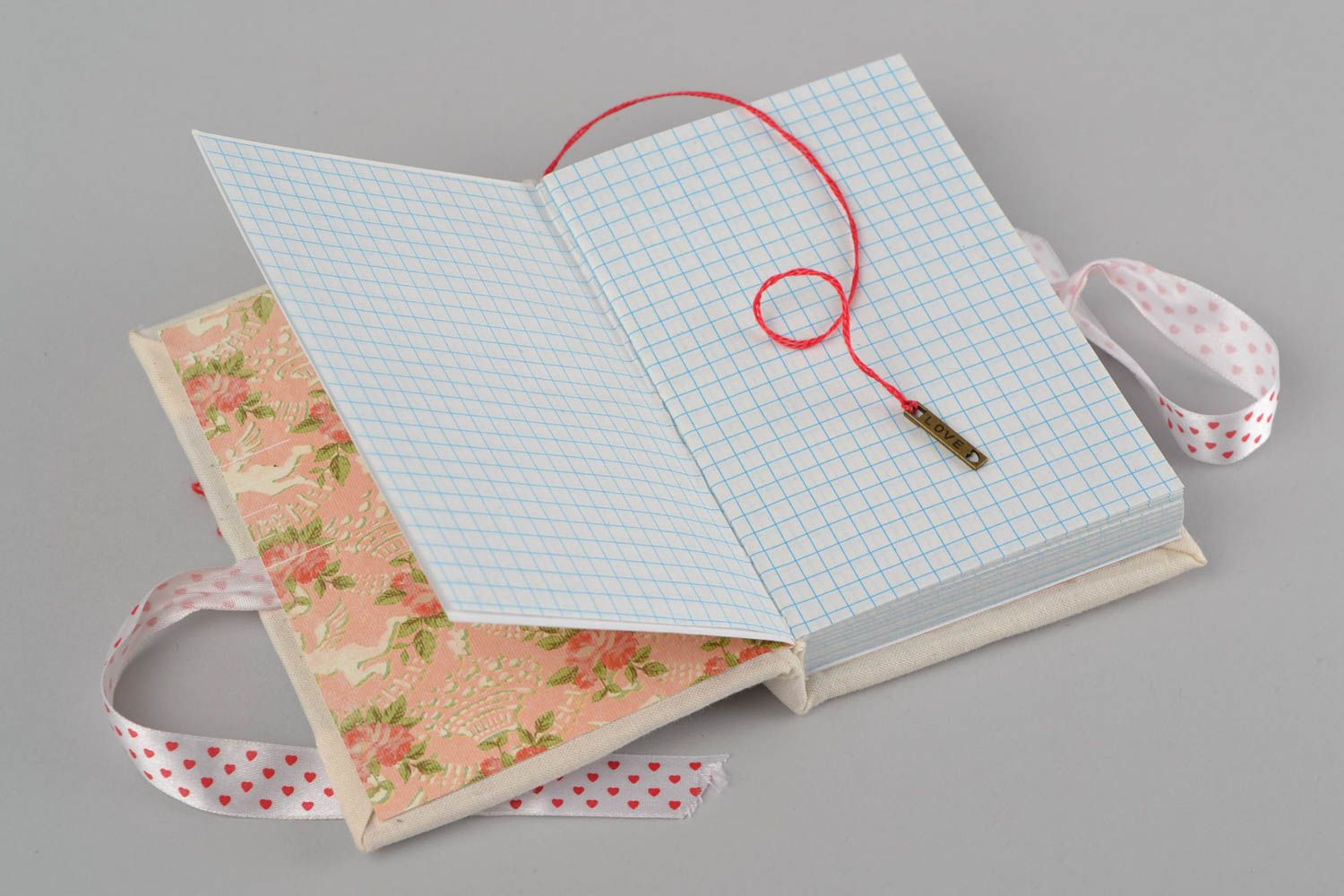 Schönes weißes handgemachtes Notizbuch aus Stoff Scrapbooking Technik mit Herzen foto 4