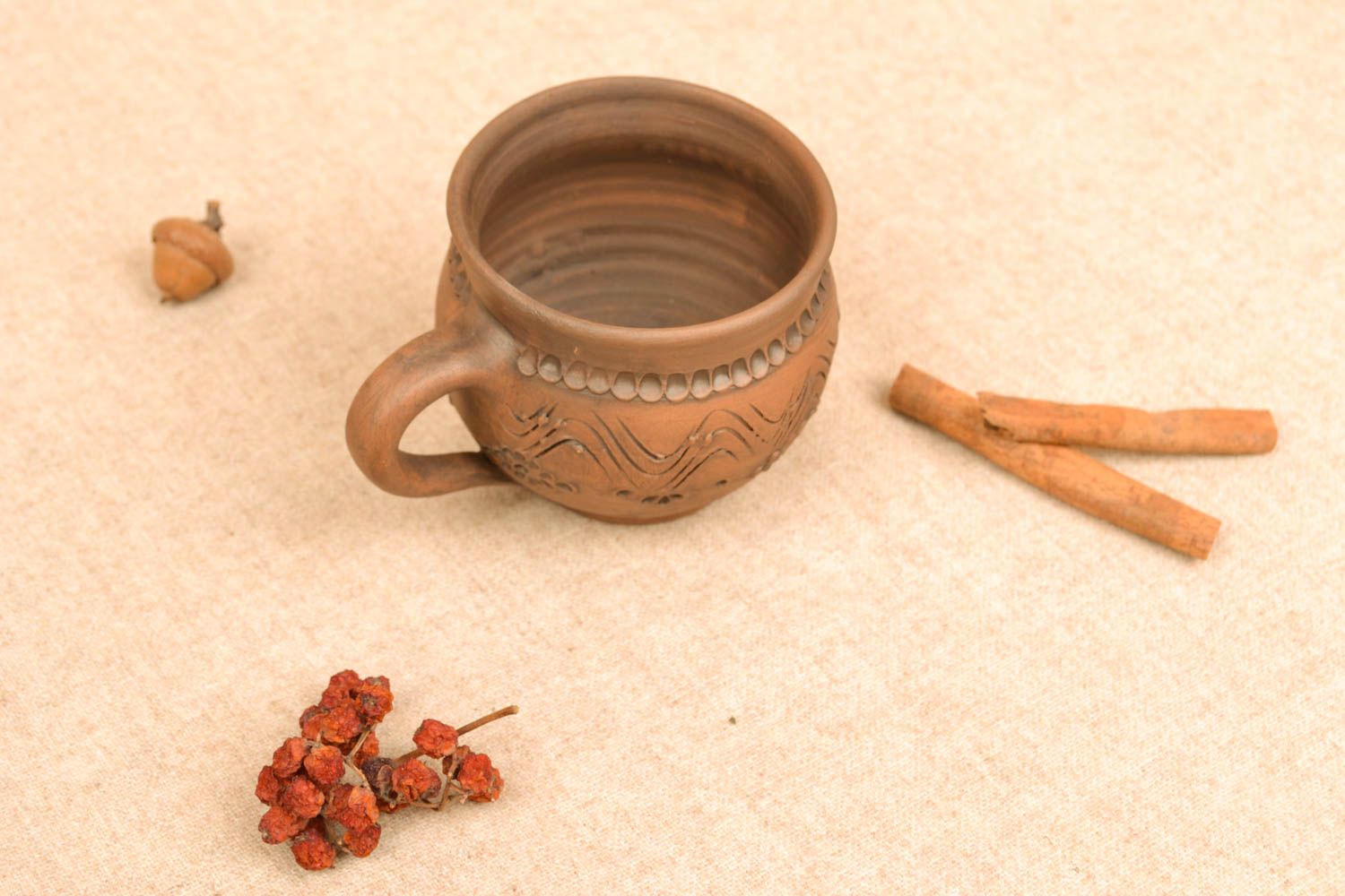 Tasse originale de céramique avec ornements photo 6