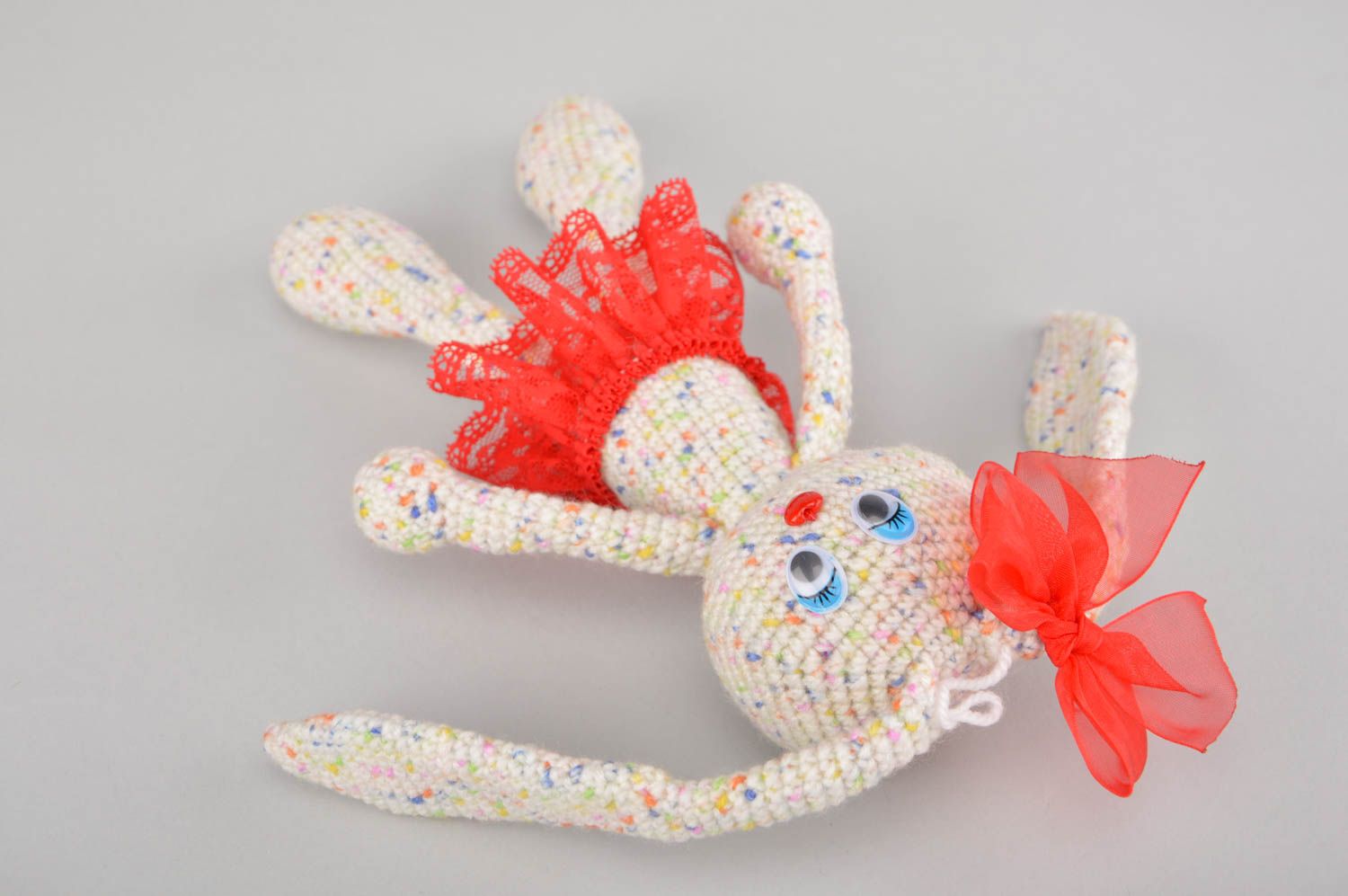 Peluche lapine avec noeud tricotée en fils acryliques au crochet faite main photo 4