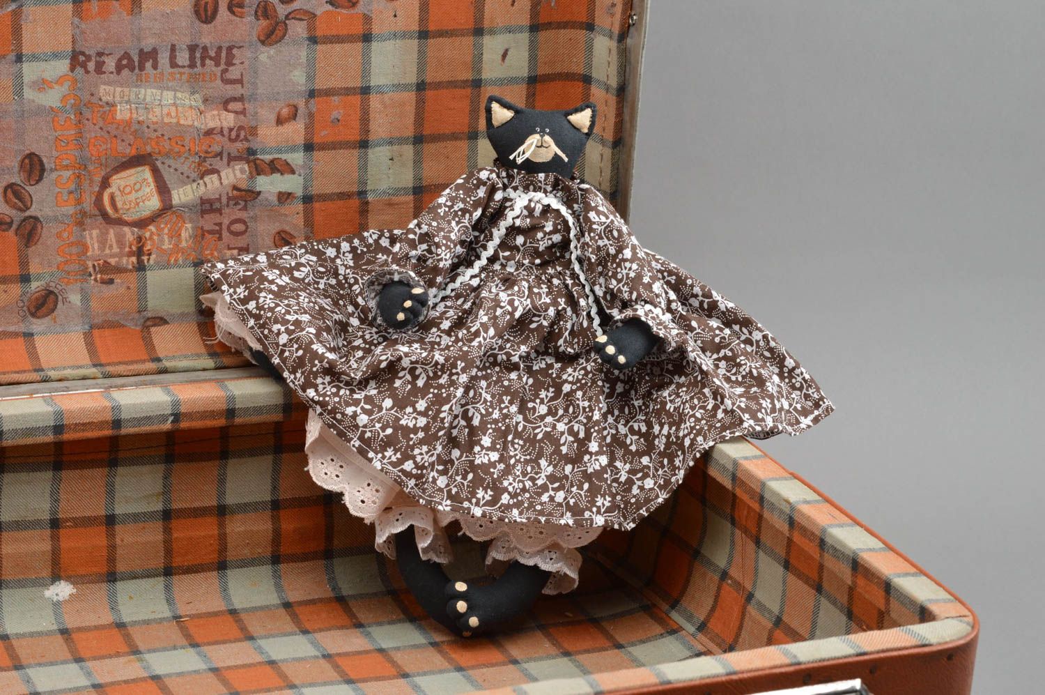 Schönes Textil Kuscheltier Katze schwarz im blumigen Kleid handmade originell foto 1