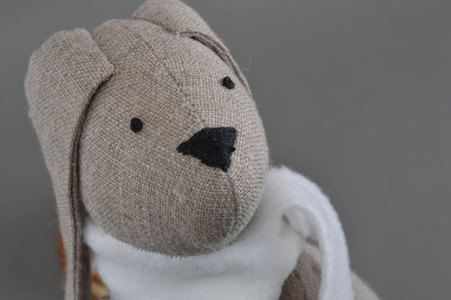 Petite peluche lapin gris en lin avec écharpe faite main originale jouet photo 5