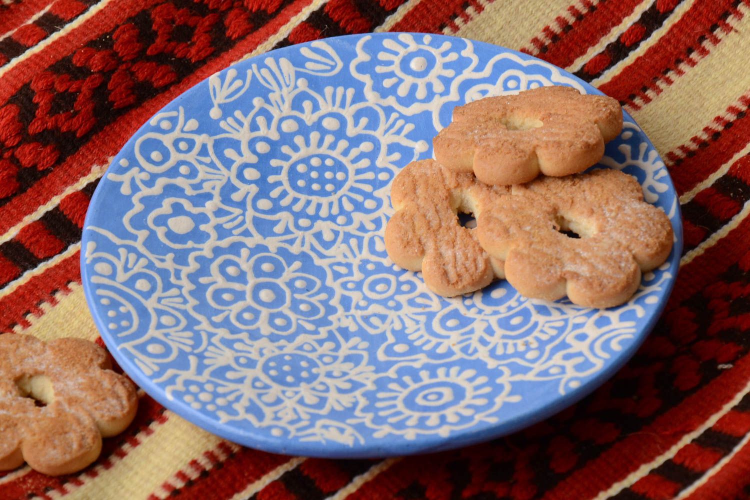 Глиняное блюдце голубое с росписью белые узоры маленькое красивое ручной работы фото 1