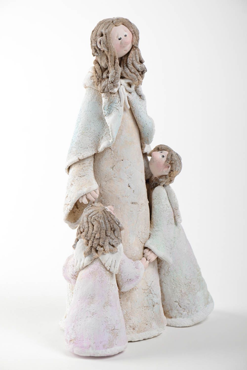 Статуэтка из самозастывающей глины ручной работы в виде ангела с двумя детьми фото 2
