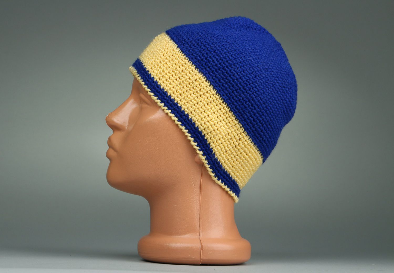 Bonnet tricoté en fils acryliques photo 4