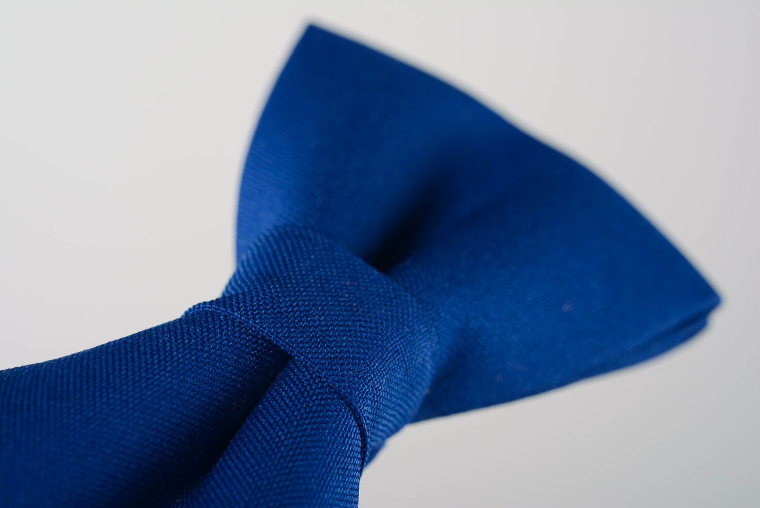 Gravata borboleta arteanal de cor azul feita de gabardine foto 4