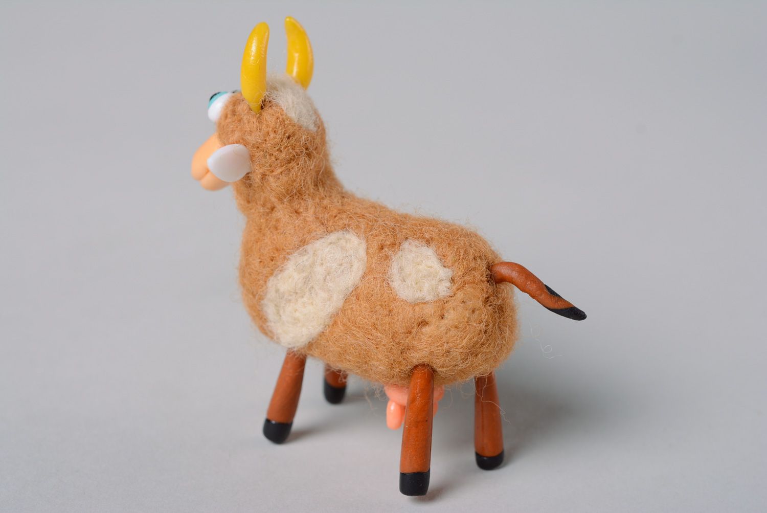 Handmade Miniatur Kuscheltier Kuh in Trockenfilzen Technik für Kollektion foto 3