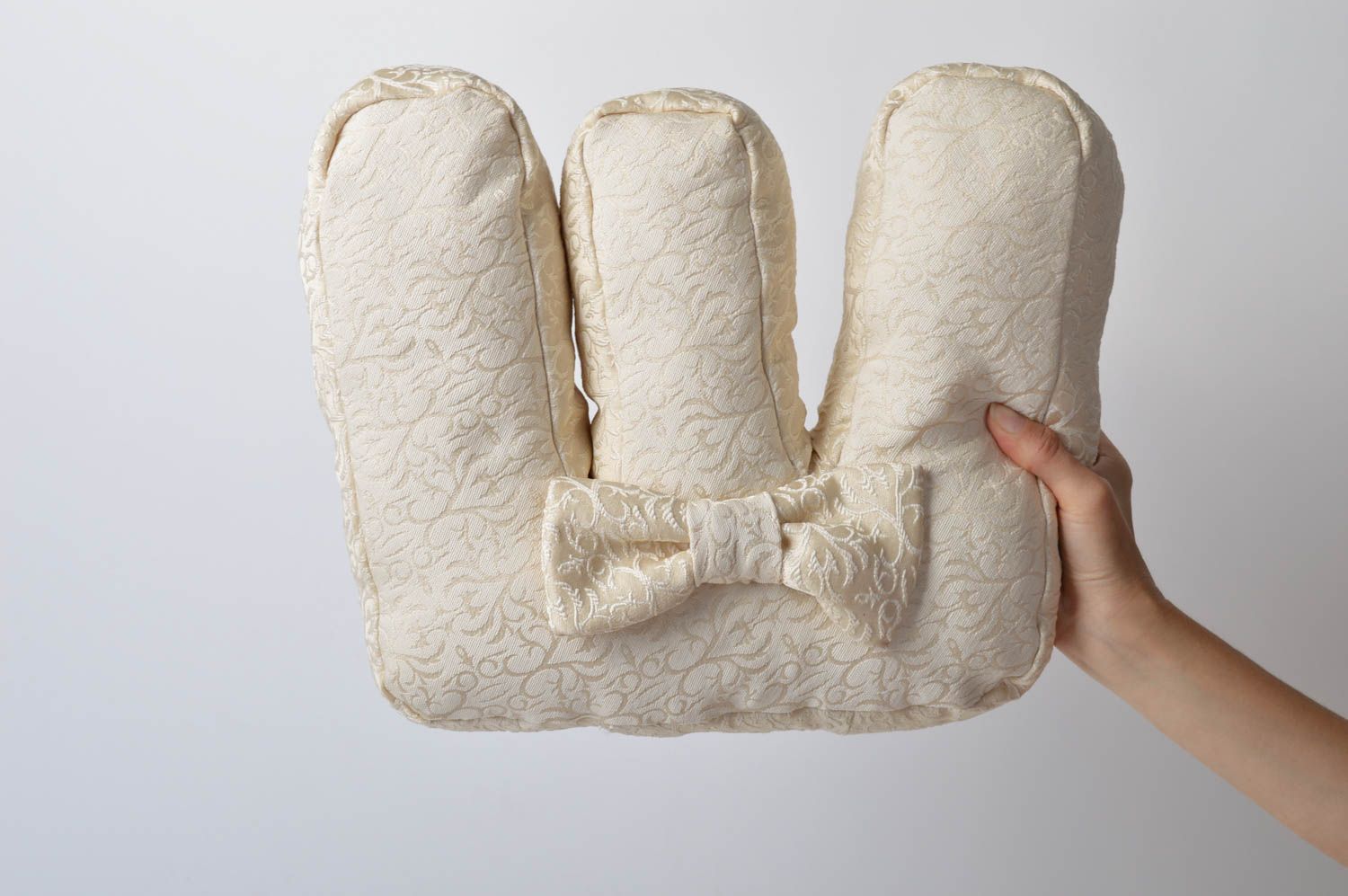 Coussin Lettre en tissu de jacquard fait main blanc avec neoud Déco maison photo 2