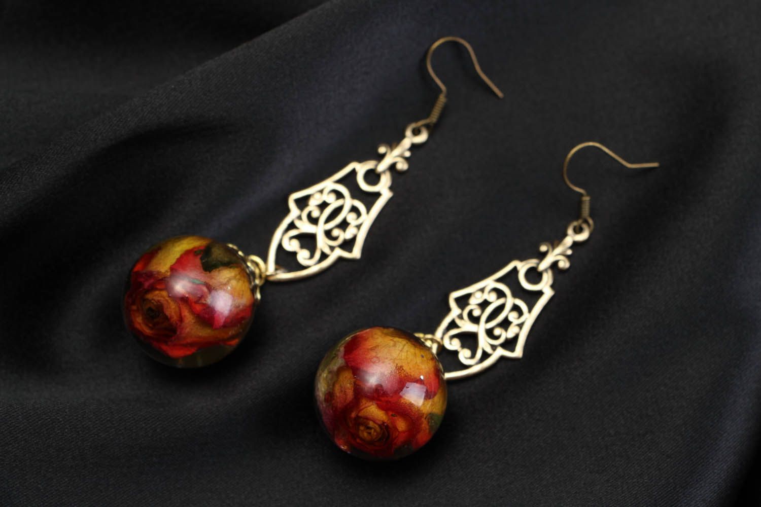 Earrings with roses coated with epoxy photo 1