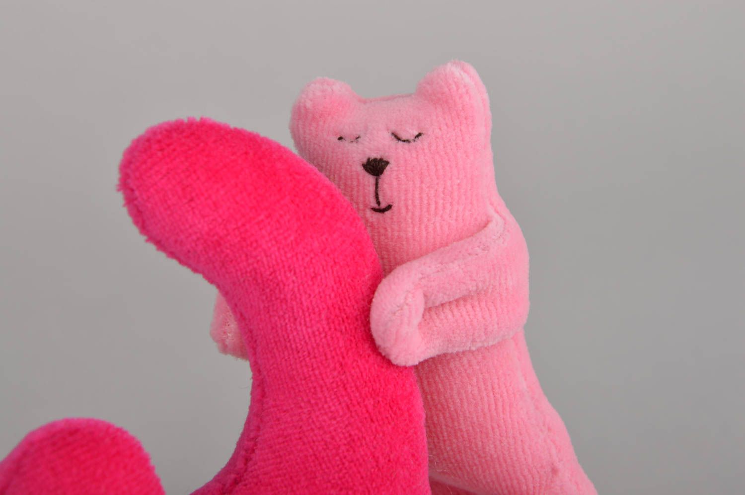 Розовая детская игрушка ручной работы в виде кота с медвежонком симпатичная фото 5