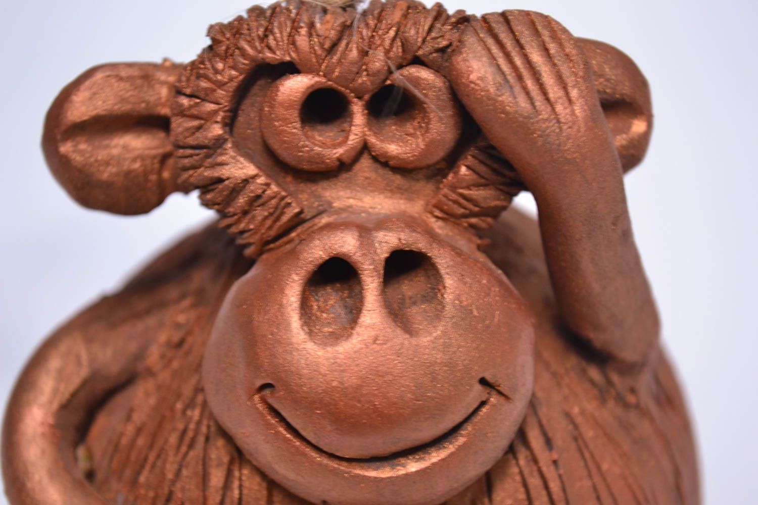 Колокольчик из глины ручной работы авторская керамика обезьянка глиняный сувенир фото 3