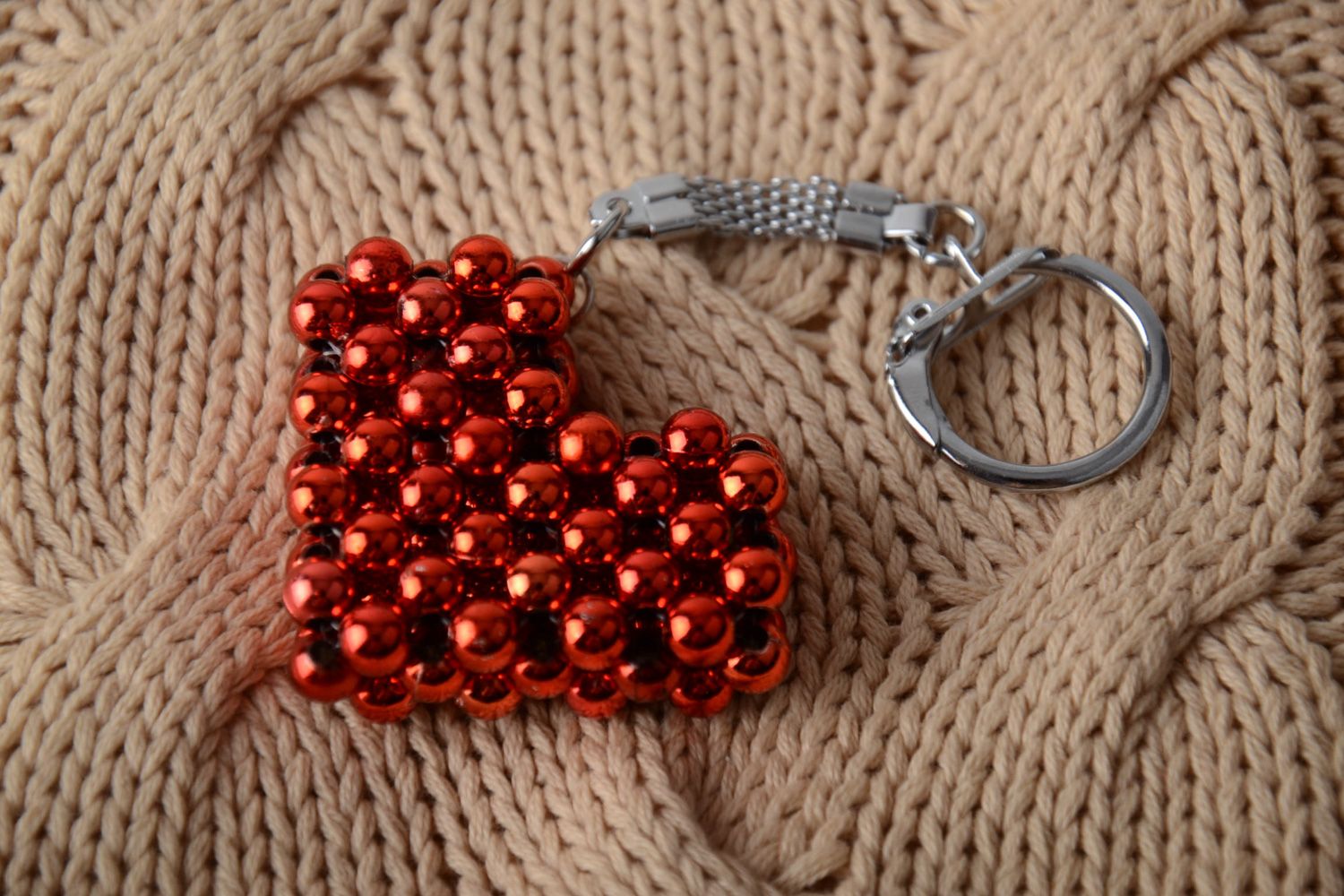 Брелок для ключей в виде сердца красный из бусин для девушек  фото 1