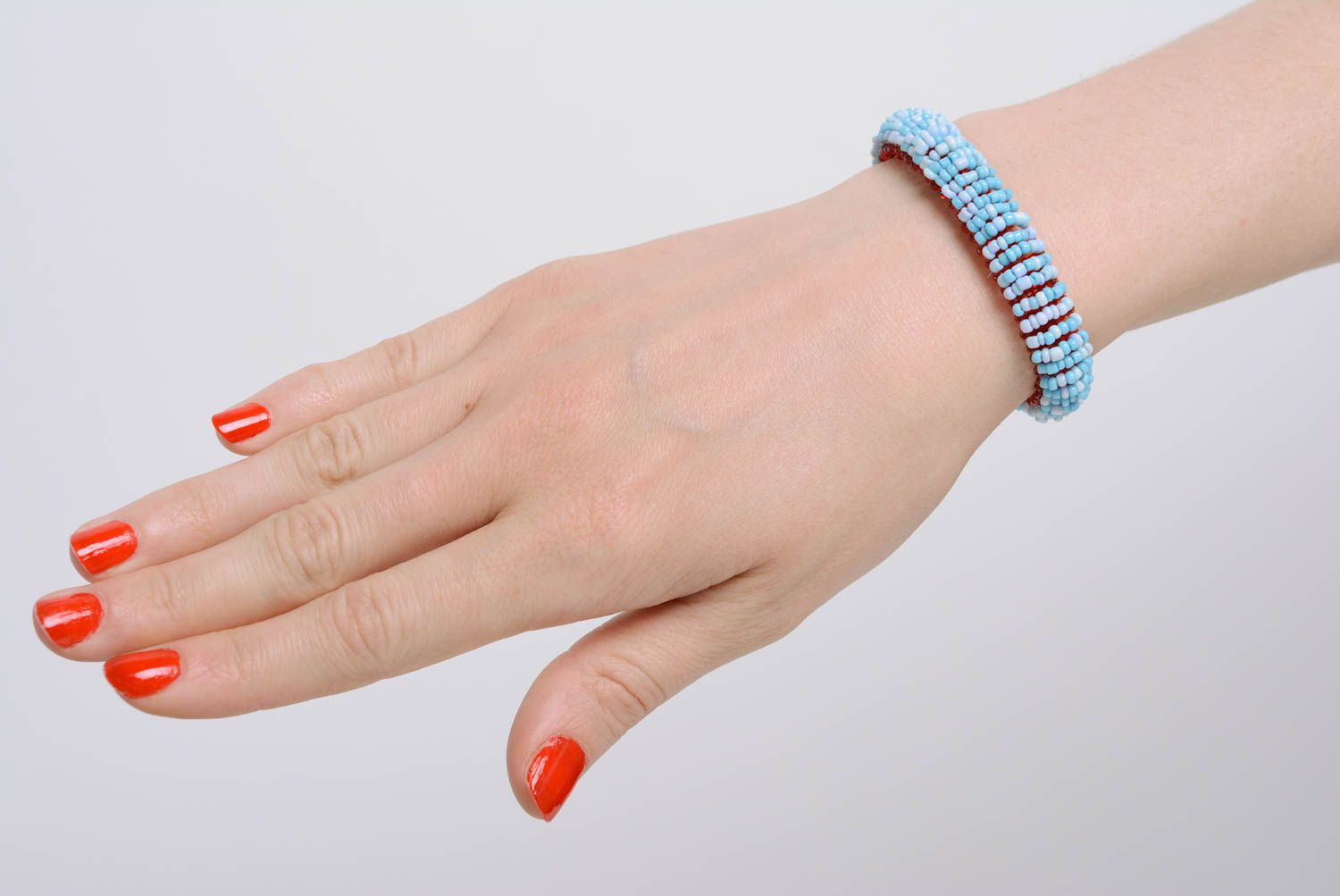 Bracelet fait main bleu ciel et rouge accessoire de créateur pour femme photo 4