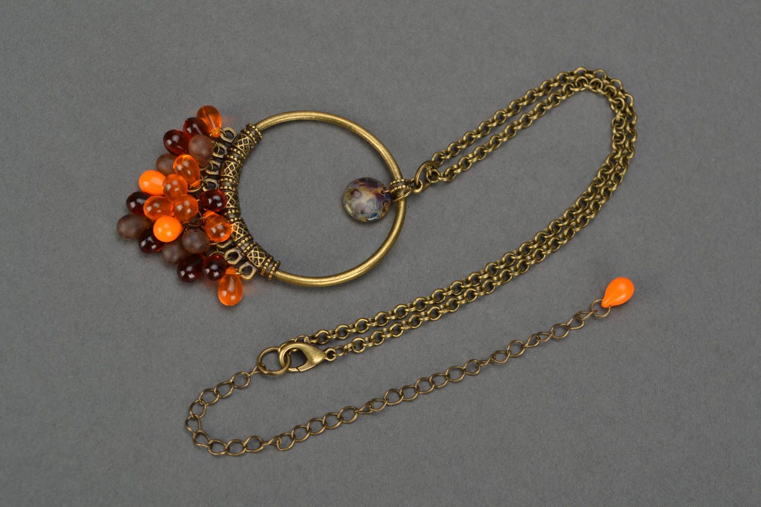 Pendentif rond en perles de verre tchèque sur chaîne en métal original fait main photo 4