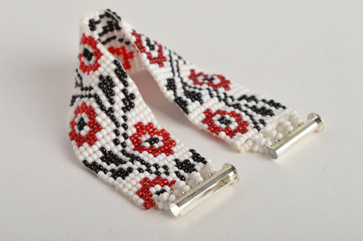 Wrist beaded bracelet with flower ornament in Ukrainian style in white and red colors photo 4