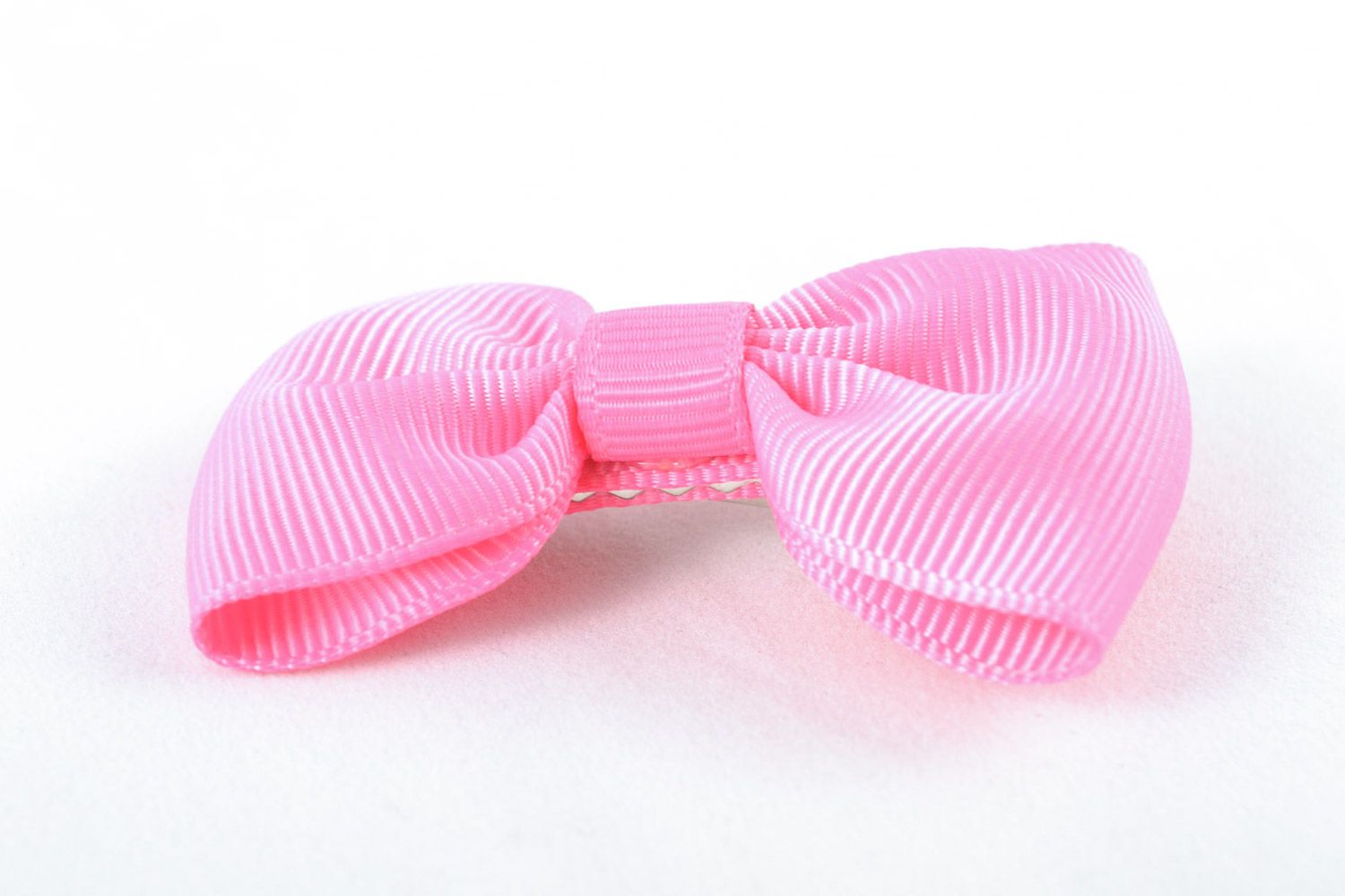 Заколка для волос с бантиком из ленты розовая красивая маленькая ручной работы фото 3