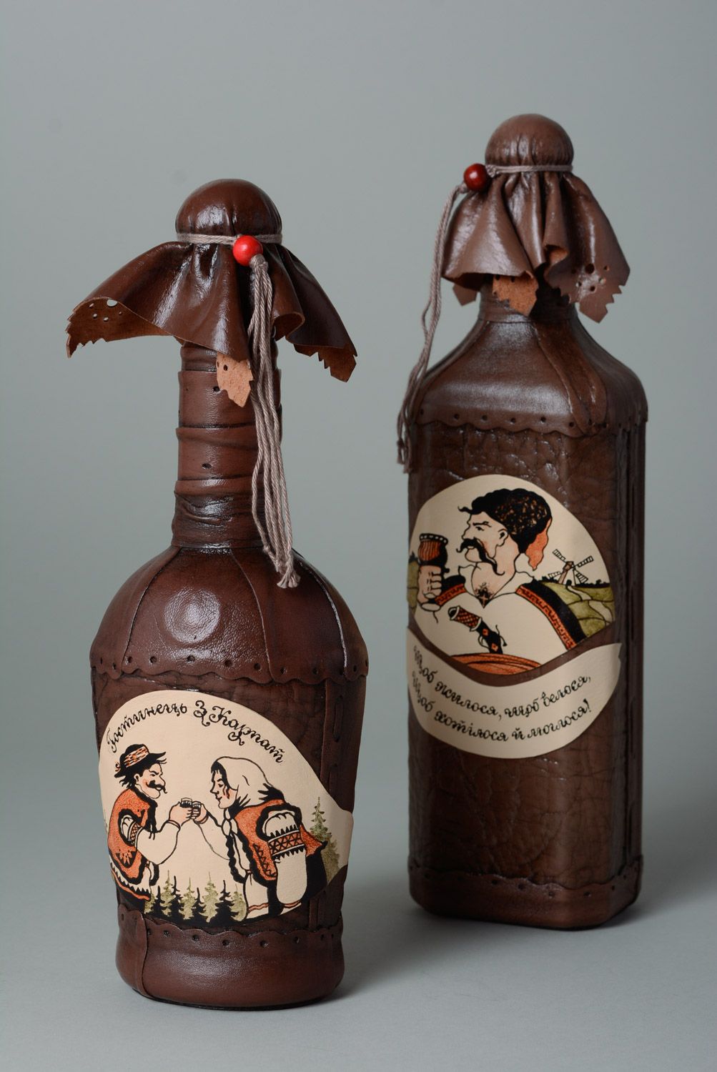 Набор бутылок декорированных кожей сувенирные ручной работы 2 шт 1 л и 500 мл фото 1