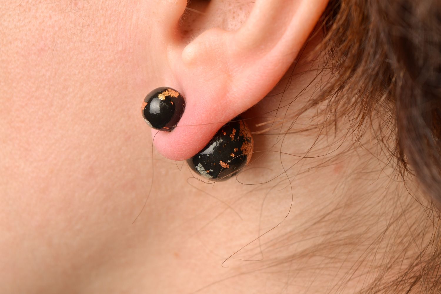 Belles boucles d'oreilles artisanales faites main puces double boule noires photo 2