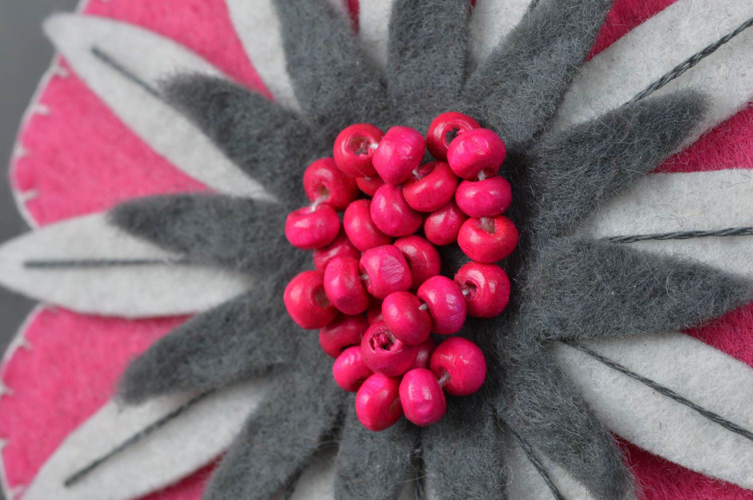 Fleur en feutre rose artificielle faite main décoration avec perles en bois photo 3