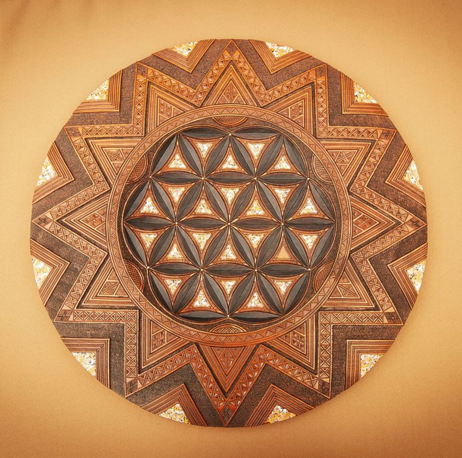 Декоративная настенная тарелка из дерева фото 3