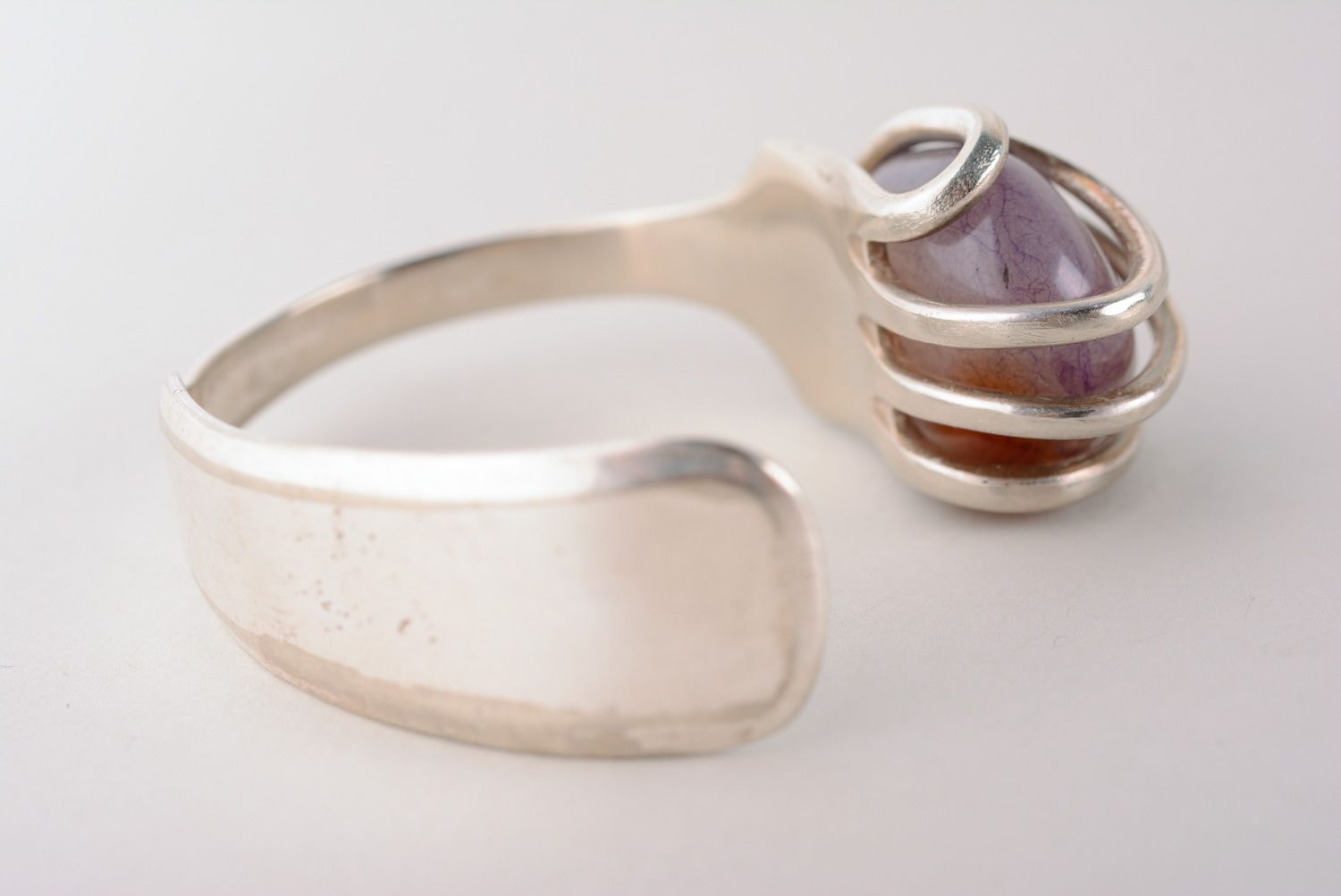 Bracelet en maillechort étroit fait main à partir de fourchette avec pierre photo 3
