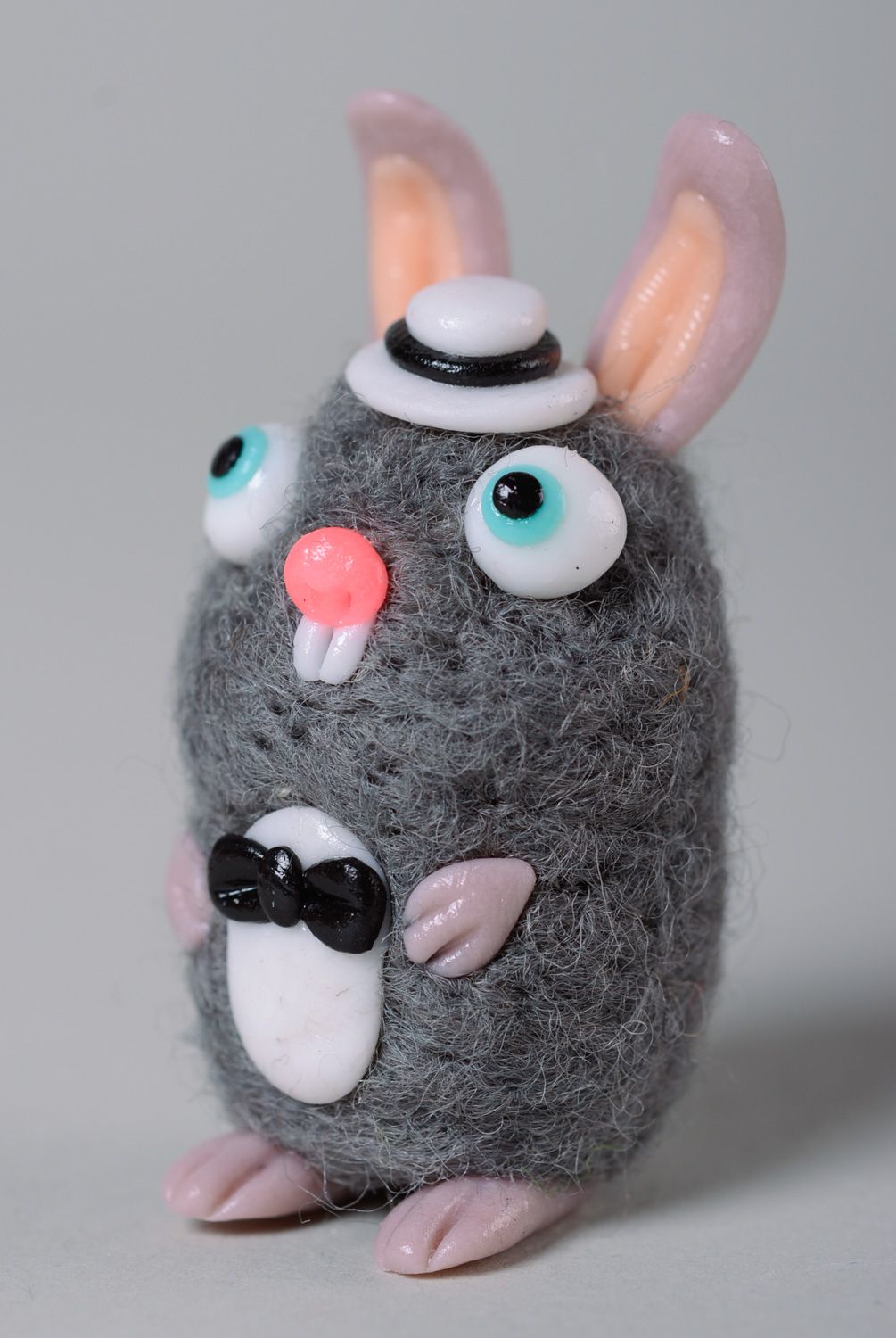 Petit jouet en laine feutrée fait main décoratif original design lièvre gris photo 2
