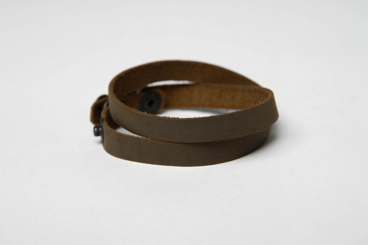 Bracelet cuir Bijou fait main brun boutons en métal Accessoire en cuir design photo 3