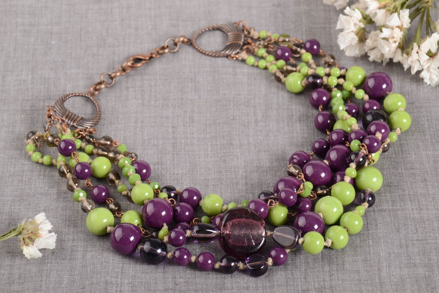 Ожерелье ручной работы элитная бижутерия колье из бусин фиолетовое с салатовым фото 1