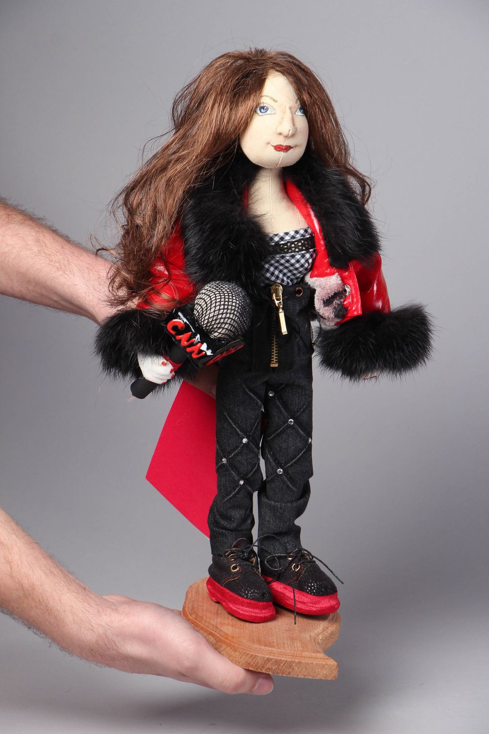 Игрушка кукла из ткани с подставкой журналистка  фото 4