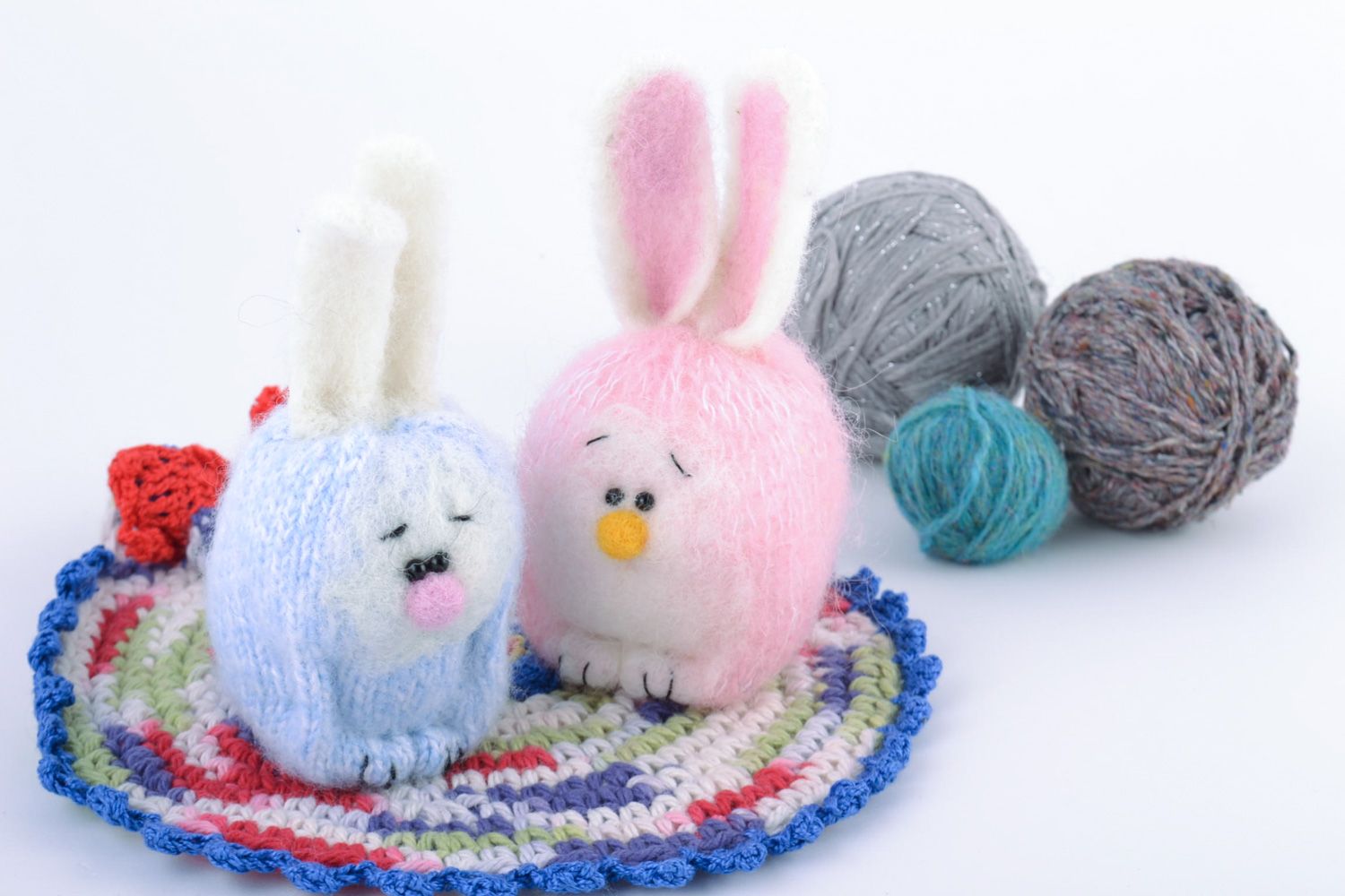 Handgemachtes Hasen Set aus Wolle in Rosa und Blau in Trockenfilzen Technik 2 Stück foto 1