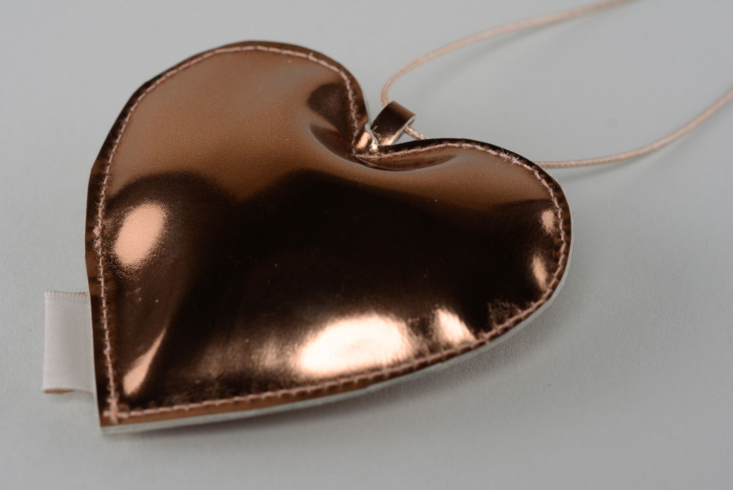 Small homemade stylish genuine leather heart-shaped keychain charm for handbags photo 3
