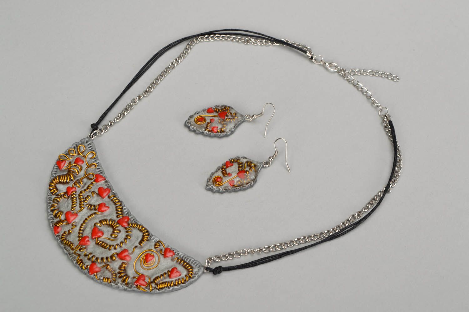 Conjunto de jóias feito de cerâmica plástica decorados com esmalte De coração a coração foto 2