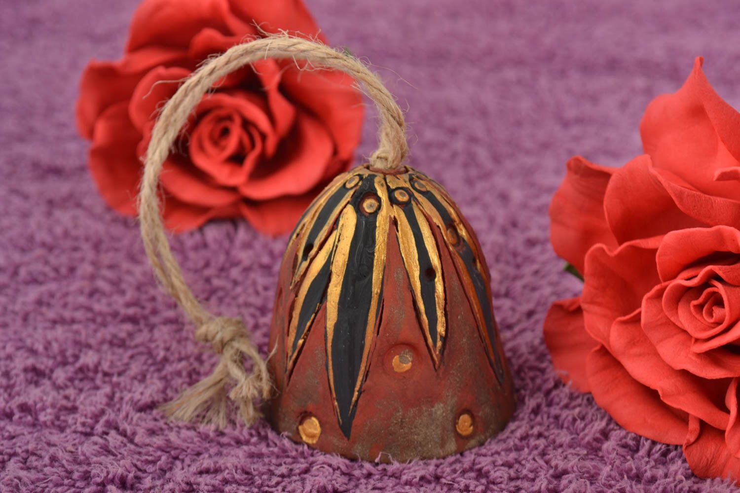 Campana de decoración artesanal cerámica hecha a mano de arcilla roja colgante foto 1