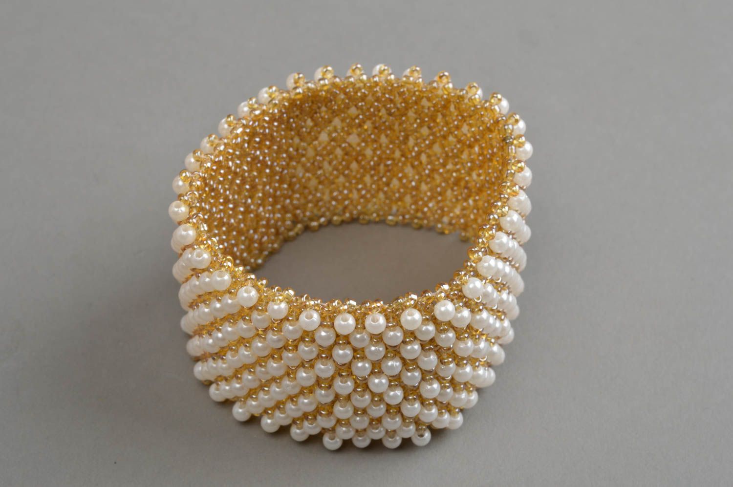 Stilvolles weiß goldenes Armband aus Glasperlen breit künstlerische Handarbeit foto 2