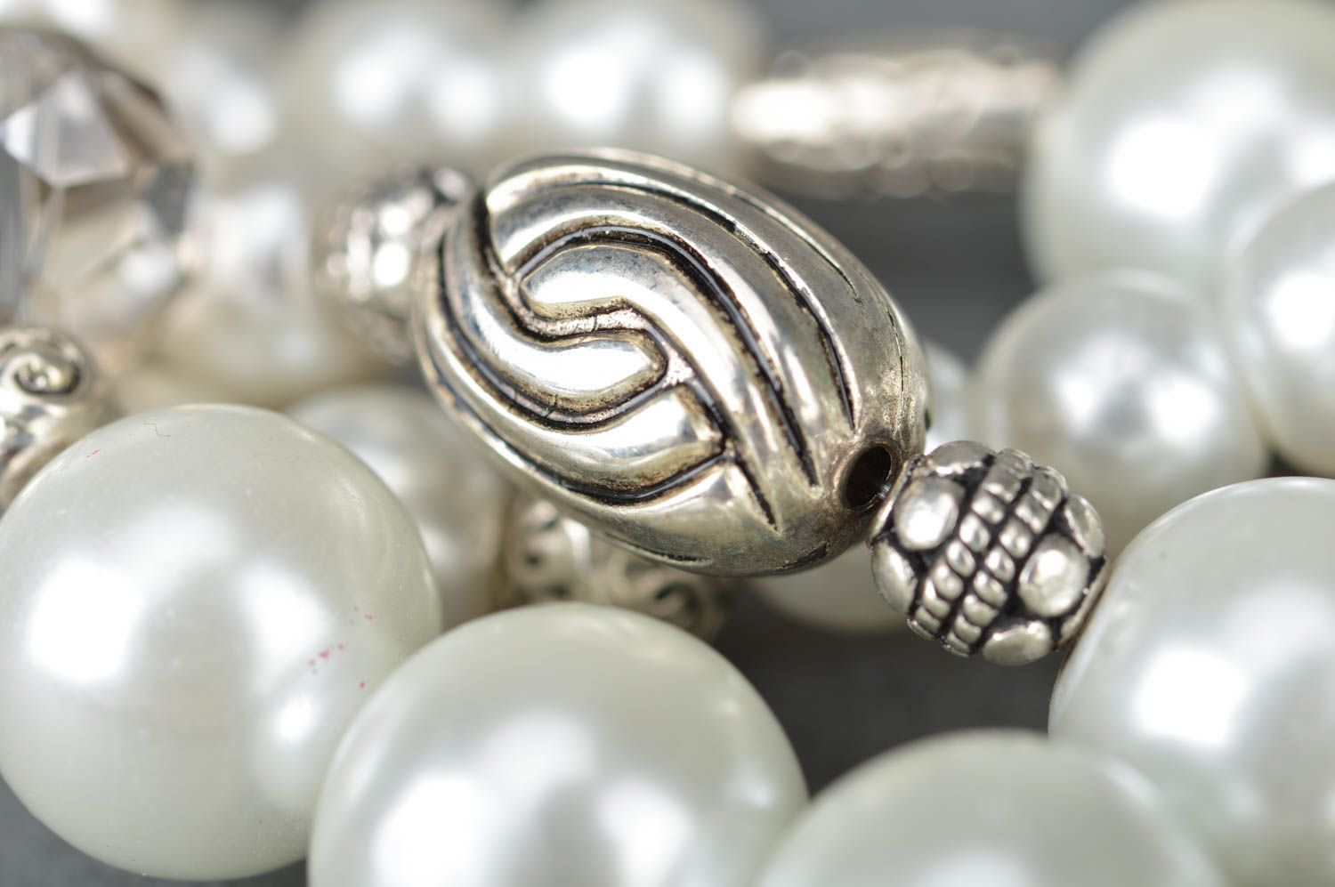 Collar de perlas artificiales y cadena de metal artesanal original blanco foto 3